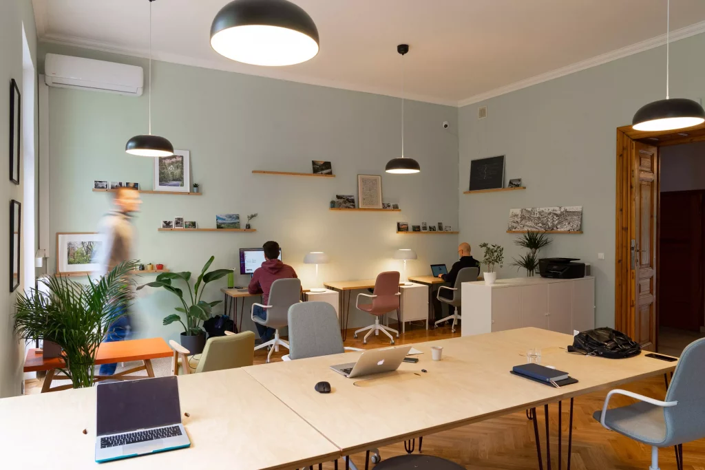 Hot desks and dedicated desks in coworking spaces