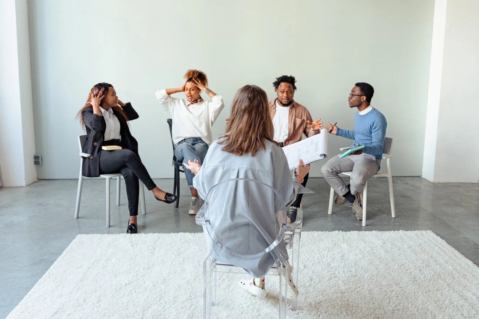 Therapist-centered coworking spaces in a circle in a community